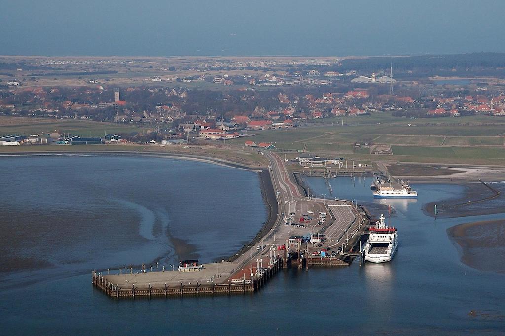 'T Strandhuys En De Vuurtoren, Met Eigen Keuken, Zonnig Terras Nabij Dorp, Duinen En Strand, Incl Verwarmd Binnen Zwembad 홀륌 외부 사진