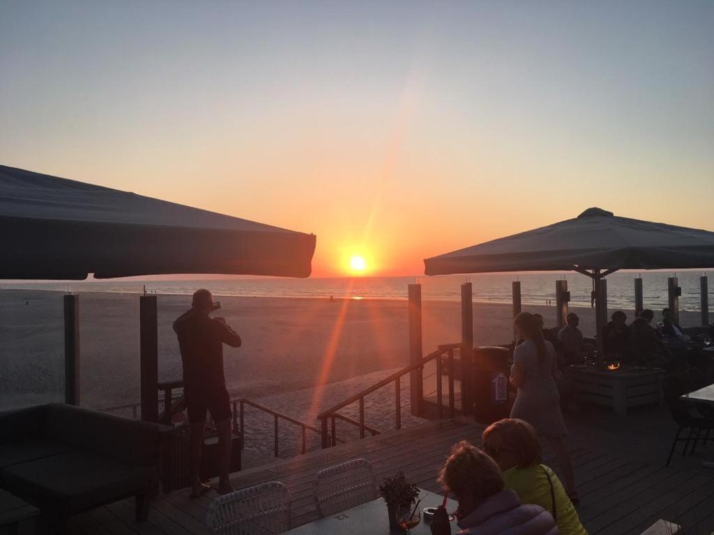 'T Strandhuys En De Vuurtoren, Met Eigen Keuken, Zonnig Terras Nabij Dorp, Duinen En Strand, Incl Verwarmd Binnen Zwembad 홀륌 외부 사진